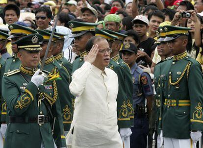 Aquino asume la presidencia de Filipinas en un desfile con las tropas.