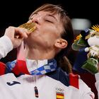 EVE8398. TOKIO (JAPÓN), 08/05/2021.- La española Sandra Sánchez celebra en el podio tras conquistar la medalla de oro en karate kata femenino durante los Juegos Olímpicos de Tokio 2020, en el estadio Nippon Budokan de Tokio (Japón). EFE / Lavandeira Jr