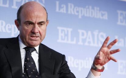 El ministro de Economía, Luis de Guindos, durante su intervención en unas jornadas organizadas por EL PAÍS.