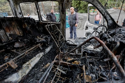 Un vehículo calcinado tras la redada israelí, este martes en Nablus.