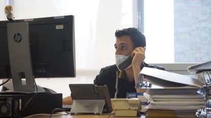 Un rastreador llama del servicio de salud pública de la Comunidad de Madrid, durante una jornada de trabajo.