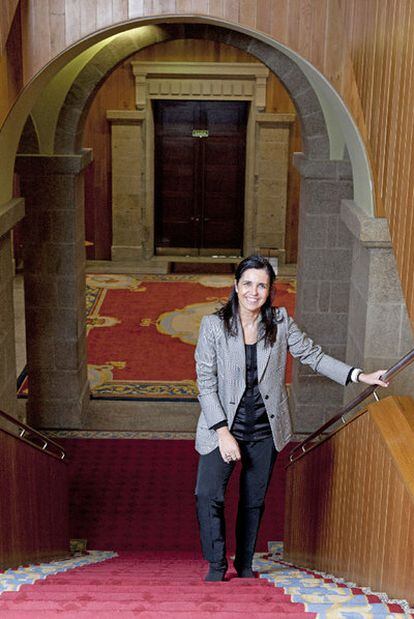 Pilar Rojo, en la escalera que da entrada al hemiciclo del Parlamento de Galicia.
