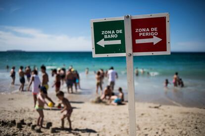 Señalización de zona de peligro para bañarse en la playa de Razo en Carballo, situada en Costa da Morte, en una imagen de archivo.