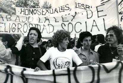 Un grupo de transexuales encabezando la primera celebración del Día Internacional de la Liberación Homosexual en Madrid, el 25 de junio de 1978, con una pancarta en la que se pedía la derogación de la ley de Peligrosidad Social.