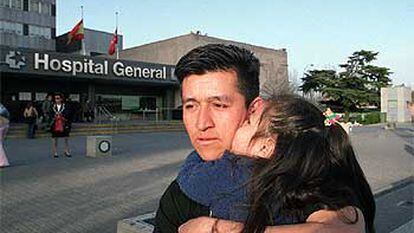 Milton Fajardo, con su hija Jennifer, que salió ilesa cuando viajaba con su madre, Nilsa Arrobo, aún hospitalizada.