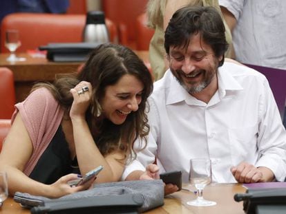 Noelia Vera y Rafael Mayoral, diputados de Podemos, en una sesión de la Diputación Permanente del Congreso.