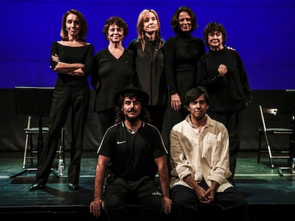 De pie, de izquierda a derecha, Ana Belén, Gloria Muñoz, Nathalie Poza, Aitana Sánchez-Gijón y Julieta Serrano posan Paco Bezerra (izquierda) y Matías Umpierrez minutos antes de la lectura dramatizada de 'Muero porque no muero'.