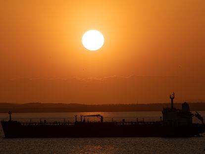 Un buque transporta combustibles en el Lago de Maracaibo, Venezuela, el 9 de febrero de 2024, en Maracaibo.