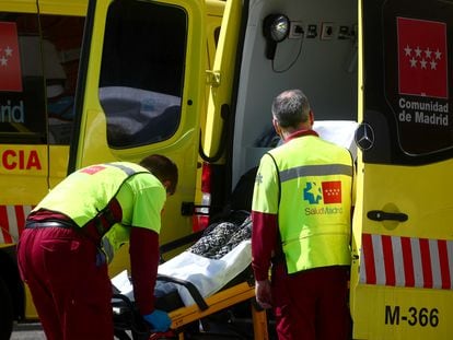 Una ambulancia traslada a un enfermo de covid-19 al hospital 12 de Octubre de Madrid.