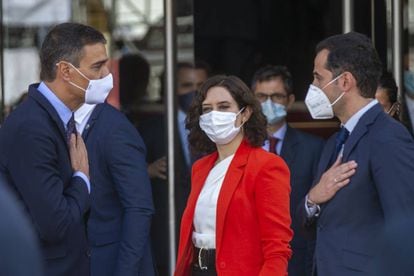 Isabel Díaz Ayuso, presidenta de la Comunidad de Madrid, flanqueada por el presidente del Gobierno, Pedro Sánchez (a la izquierda), y el vicepresidente de la Comunidad, Ignacio Aguado, el lunes.