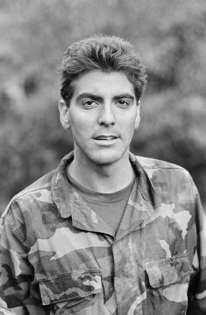 En 1986. Clooney se deshizo por un tiempo de la melena que le caracterizó en esa década para ponerse en la piel del mayor Biff Woods en la película ‘Loca academia de combate’.