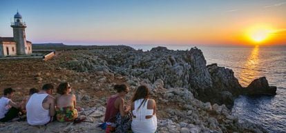 Puesta de sol en el faro de Punta Nati, en Menorca.