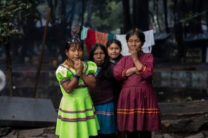 Un grupo de mujeres indígenas emberá se reúnen para hablar en secreto, en un campamento ubicado en el Parque Nacional de Bogotá, Colombia, en abril de este año.