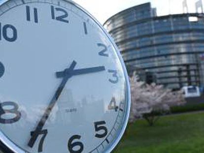 Un reloj frente al Parlamento Europeo, en Estrasburgo (Francia).