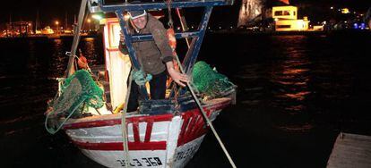 El pesquero 'Divina Providencia', en el momento de salir a faenar desde el puerto de la Atunara en la Línea de la Concepción (Cádiz) esta madrugada.