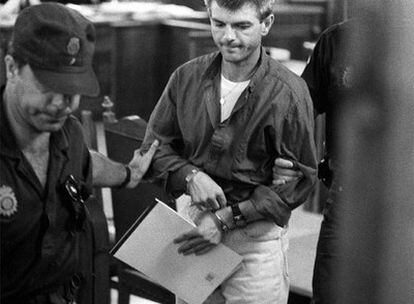 Ricart, con un bloc para tomar notas, durante el juicio por el asesinato de las tres niñas de Alcàsser, en julio de 1997.
