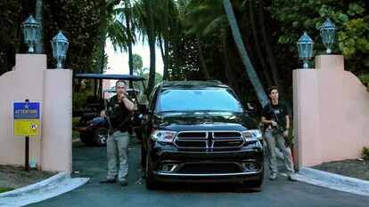 Agentes del servicio secreto, en las puertas de Mar-a-Lago, la mansión de Trump en Palm Beach (Florida), al día siguiente del registro.