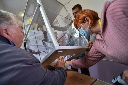 Un grupo de personas contaban los votos del pseudorreferéndum ruso, en un colegio electoral de Zaporiyia, en Ucrania, este martes.