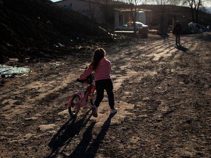 Una niña con la bicicleta que recibió como parte de una campaña de regalos para menores en situación de pobreza en la Cañada Real, el pasado 4 de enero.