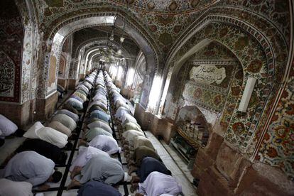 Ceremonia de oración hoy en la mezquita de Peshawar, en Pakistán.