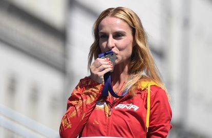 La española Raquel González (Mataró, Barcelona; 32 años) se ha proclamado este martes subcampeona de Europa de 35 kilómetros marcha, con un tiempo de 2:49:10. En la imagen, la atleta besa la medalla de plata obtenida en la prueba que ha tenido lugar en las calles de Múnich (Alemania).