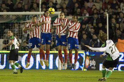 Canales lanza una falta directa sobre la portería de De Gea.