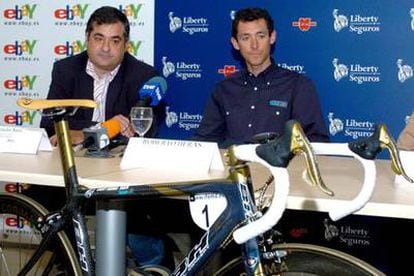 Manolo Saiz y Roberto Heras, durante la subasta benéfica de la bicicleta con la que el bejarano ganó la Vuelta de 2005.