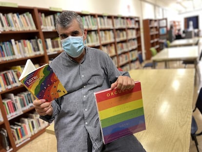 El director de la Biblioteca Municipal de Castellón, Joan Carlos Usó, muestra dos libros retirados de los institutos por orden de una jueza.
