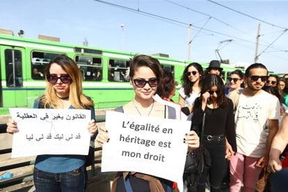 Los manifestantes sostienen pancartas y gritan consignas durante una marcha desde Bab Sadun a la plaza Bardo, demandando los mismos derechos de herencia para las mujeres en Túnez,
 