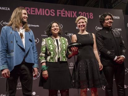 Equipo de la película ‘Pájaros de verano’ ganadora del ‘Largometraje de ficción’ de los Premios Fénix