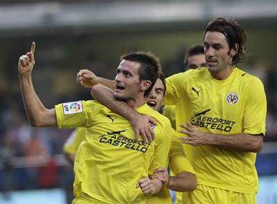 Rossi y Pirès abrazan a Llorente, autor de dos goles.
