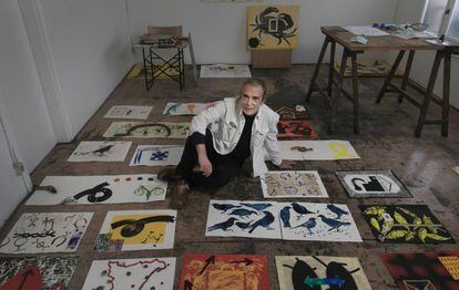 El pintor Joan-Pere Viladecans al seu estudi de Barcelona, envoltat de les obres que ha pintat per il·lustrar la Història de Catalunya d'editorial Base.