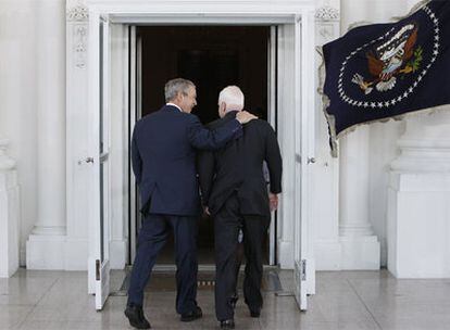George W. Bush recibe a John McCain en la Casa Blanca el pasado día 5.