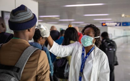 Control de la temperatura de los pasajeros en el aeropuerto de Brazaville (RD del Congo).