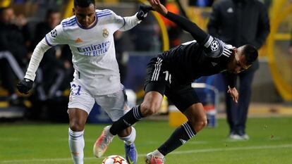 Rodrygo conduce ante Castañeda en el Sheriff-Real Madrid de Champions de hace dos semanas.