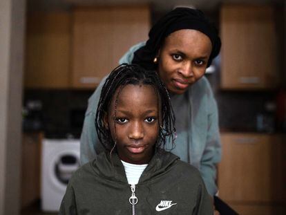 Diama Ndiaye, de 11 años y ya curada de una drepanocitosis, junto a su madre, Oulimata Ndiaye, de 33 años, en su casa de Terrassa (Barcelona).