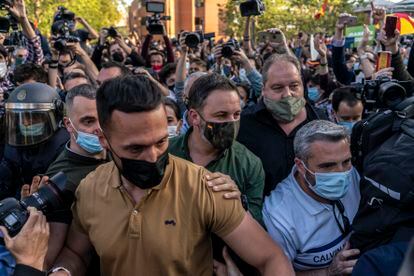 Cientos de personas rodearon el acto preelectoral de Vox en el barrio madrileño de Vallecas, este miércoles. 
