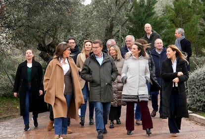 El presidente del Partido Popular, Alberto Núñez Feijóo, con miembros de su dirección en el marco de unas jornadas de trabajo celebradas en Toledo durante dos días y que terminan hoy, en una imagen del partido.
