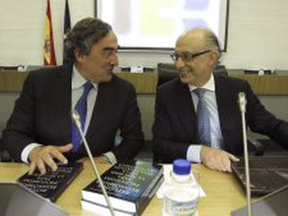 El presidente de la patronal CEOE, Juan Rosell, (izquierda) junto al ministro de Hacienda, Crist&oacute;bal Montoro, en diciembre de 2013.