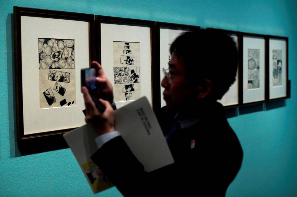 Un visitante recorre la exposición que el Museo Nacional de Arte de Cataluña (MNAC), dedica a Osamu Tezuka, pionero de la animación japonesa.