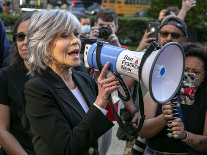 La actriz Jane Fonda en una protesta en la que critica la participación del presidente estadounidense Joe Biden en la recepción de donaciones de grandes corporaciones y la falta de mejores políticas de energía verde, mientras Biden visita Nueva York, en Nueva York, el 10 de mayo de 2023.