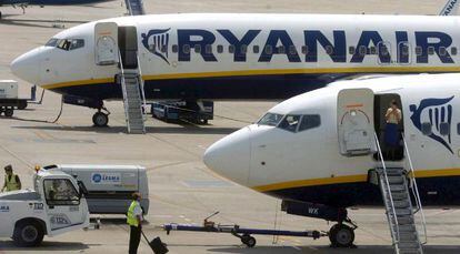 Dos aviones de la aerol&iacute;nea irlandesa  Ryanair. / EFE