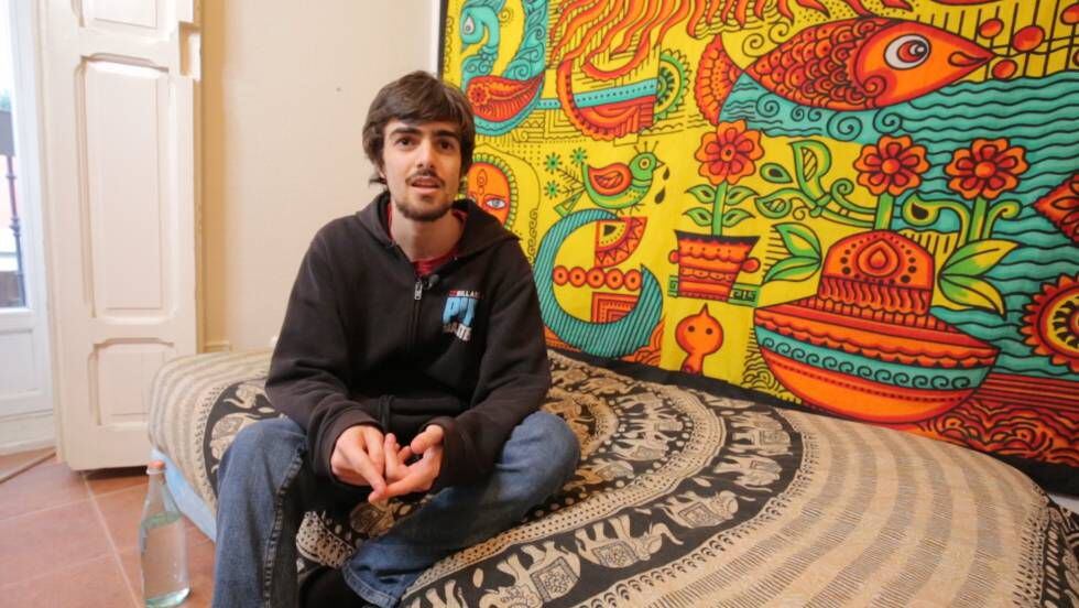 Jose, estudiante de 22 años y miembro de Fridays for Future, en su casa.