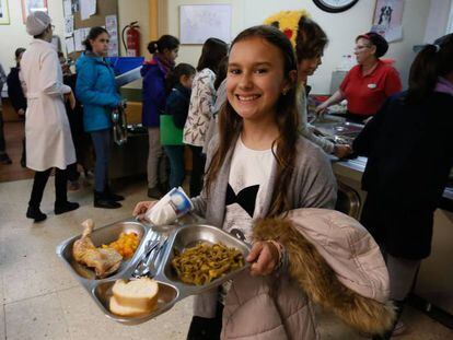 Alumnos del colegio Lourdes de Madrid recogen la comida ecol&oacute;gica.