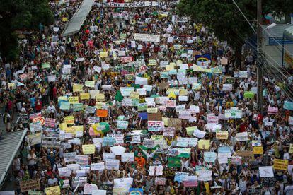 Miles de personas marchan en Recife este jueves.