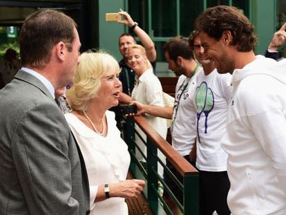 Nadal saluda a Camila, la duquesa de Cornualles, ayer en Wimbledon.