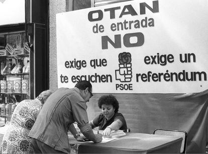 Una de las mesas instaladas por el PSOE en septiembre de 1981 en Madrid para recoger firmas en favor de un referéndum sobre la entrada de España en la OTAN, con el lema "OTAN de entrada, no".