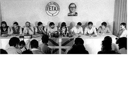 Los líderes de ETApm comparecen por primera vez sin capuchas y anuncian su disolución el 30 de septiembre de 1982 en Biarritz (Francia).