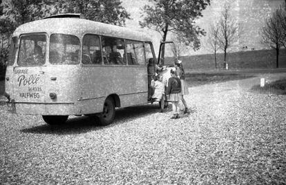 La foto de la discordia: una niña baja de un autobús escolar y es recibida por otras dos. La inscripción en la parte trasera del autobús sirvió a Pierluigi Ortolano para empezar a recabar información.