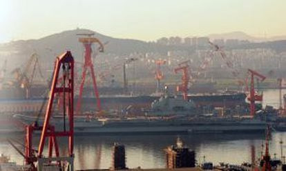 Portaaviones chino atracado en el puerto de Dalian, en la provincia de Lianoning, al noreste de China.